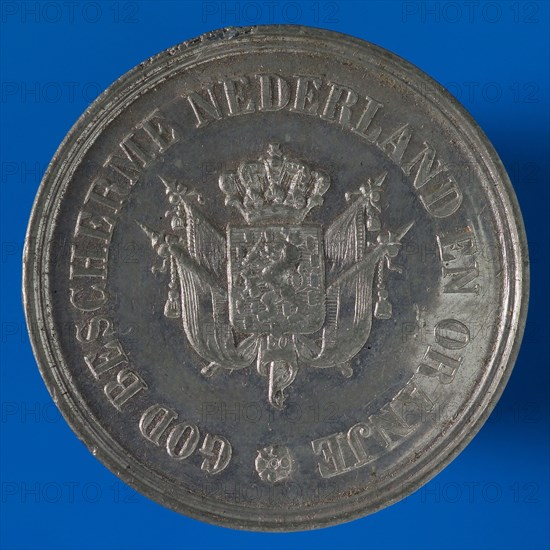A.L. Snoek, Medal on the half centenary of Dutch Independence, penning footage tin, the crowned Dutch coat of arms resting