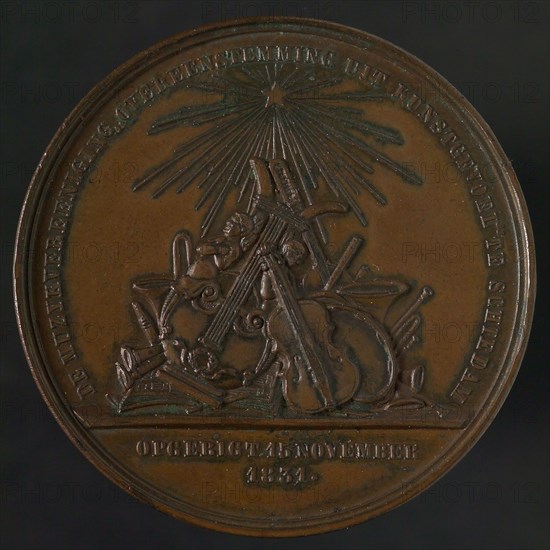 medallion bronze bronze medals 4,0, group of musical instruments composed of lyre guitar violin or violoncel waldhoorn timpani