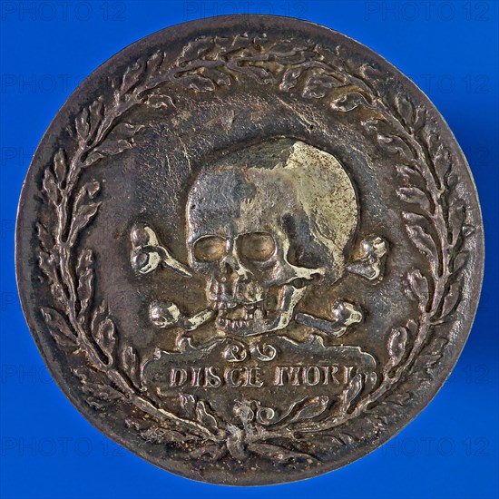 Medal of the Wijnkopersgilde of Amsterdam on the death of Johannes van Drogenhorst in 1621, death certificate guild medal