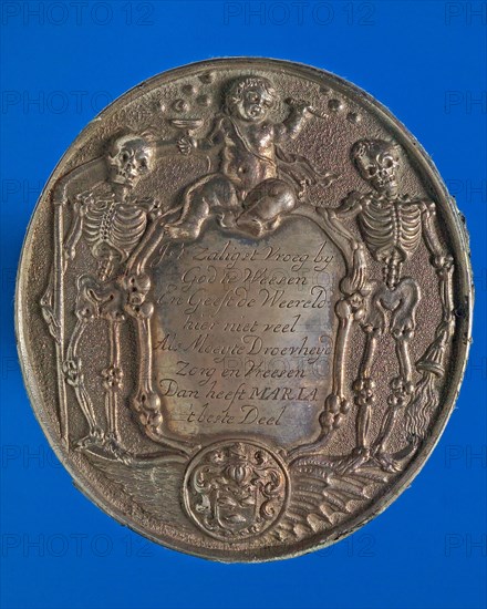 Vz: C. Coutrier, Plaque medal on the death of Maria Mossel, death certificate plaque medal penning footage silver, cast, mowing