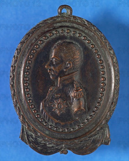 sign with bust of an officer, wear sign identification carrier copper, bust of an officer to the left surrounded by bead edge