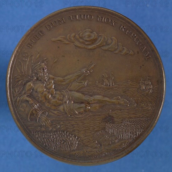 A. Saa, Medal Societ. Patr. Hispal., penny footage copper, three women and man engaged in spinning and weaving., omschrift DIES