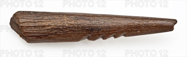 Legs pointed with four barbs, pointed harpoon soil found bone, sawn cut cut Late stone age archeology Maglemose culture