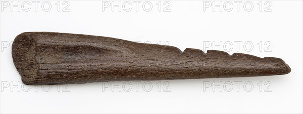 Legs pointed with four barbs, pointed harpoon soil found bone, sawn cut cut Late stone age archeology Maglemose culture