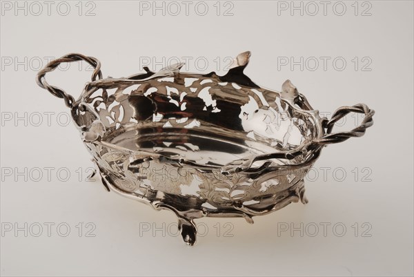 Silversmith: Rudolph Sondag, Silver bonbon basket, openwork wall with engraved representation of tea drinking Chinese, bonbon