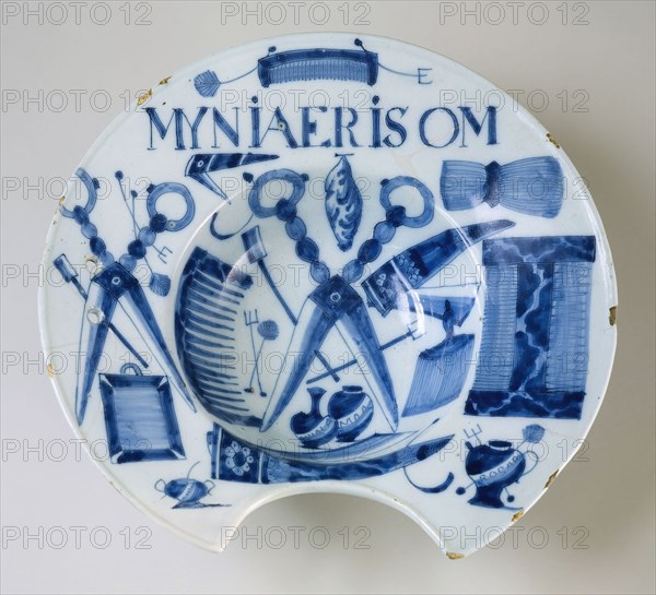 Gerrit Kruijck? (pottenbakker, plateelpainter), Blue shaving basin with hairdressing tools and MYN IAER IS OM, shaving basin