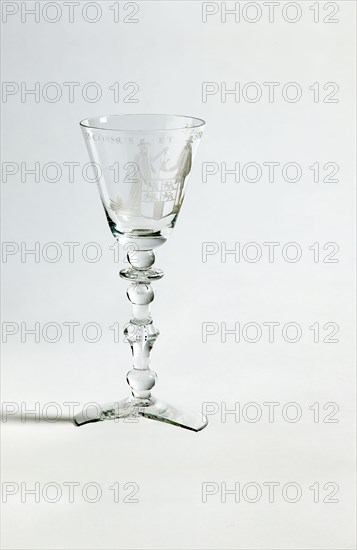 Chalice glass engraved with coat of arms of Rotterdam, two doctors and inscription St Cosmus et St Damianus, wineglass drinking