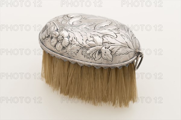 Silversmith: Johannes Pot, Brush back, coat brush brush silver wood hair, driven sawn, driven oval silver flower ornament detail