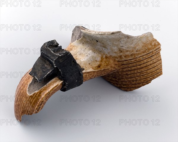 Fragment ear of stoneware jug, holder can be found on the foundations ceramic stoneware tin metal, twisted baked ear-neck