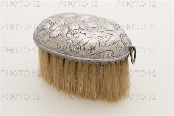 Silversmith: Johannes Pot, Brush back, coat brush brush silver wood hair, driven sawn, driven oval silver flower ornament