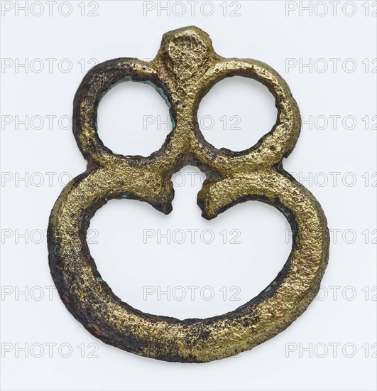 Center piece of brass buckle, consisting of three eyes, buckle harness clothing accessory clothing ground find copper brass