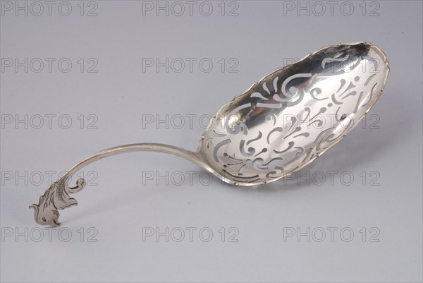 Silversmith: Douwe Eysma, Silver scatter spoon with oval, openwork container, scoop spoon spoon kitchenware silver, sawn