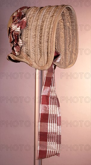 Awning made of olive-green silk With ribbon and ribbon trimmed in burgundy-white ribbon, hood with five wrinkled strips, awning