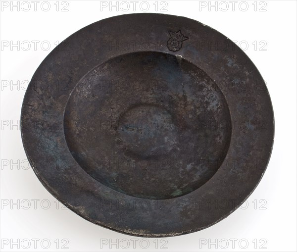 Small pewter dish with bevelled edge and partly curved bottom, marked, plate crockery holder soil find tin, cast Small tin plate