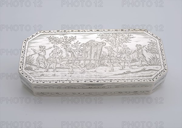 Silversmith: Jan Basemoine jr. (?), Silver tobacco box depicting sedan chair, gilt inside, tobacco box holder metal silver gold