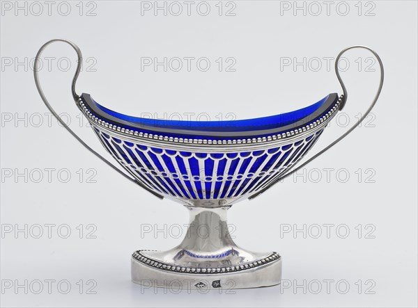 Silversmith: Gerardus Peeters, Boat-shaped salt barrel, silver holder with ears on foot, in it blue glass tray, salt vessel