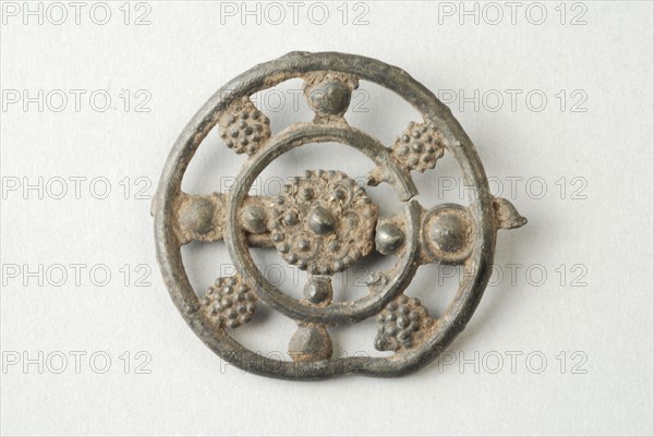 Ornamental brooch in form of wheel with floral motifs, brooch jewelry clothing accessory clothing soil find tin? metal h 0,2