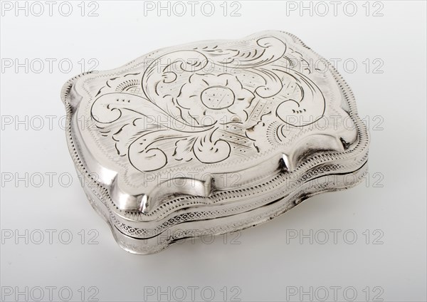 Silver elongated, scalloped pillbox, pillbox peppermint box box holder silver, forced engraved Rectangular patterned base