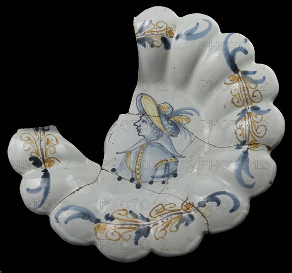 Faience pleated dish with polychrome decor, man with hat, dish plate crockery holder earth discovery ceramic earthenware glaze