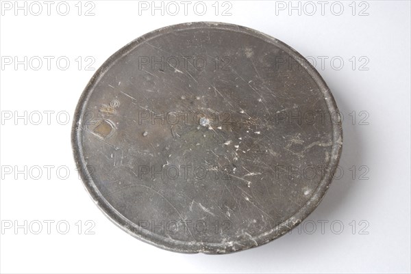 Teljoor, teljoor plate crockery holder ground find tin, cast Round slice of tin with reinforced profile edge hole in center