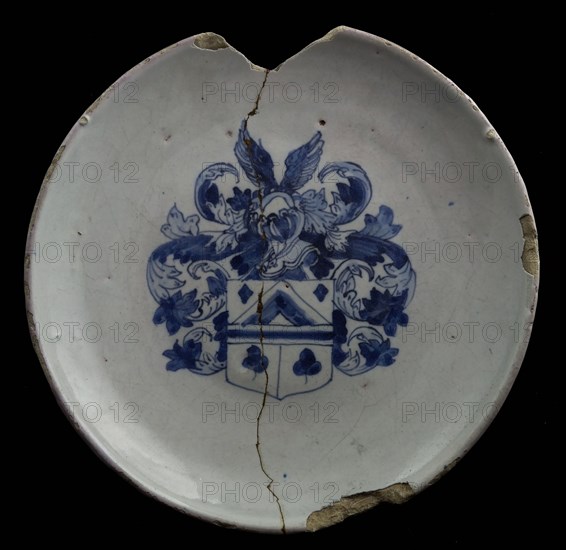Faience plate on wide stand ring, blue on white ground, weapon dish, plate crockery holder soil find ceramic pottery glaze tin