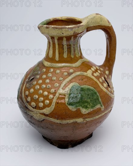 Oil jug, with silt decoration, ear and schenklip, oil jug holder soil find ceramic pottery clay engobe glaze lead glaze, petite
