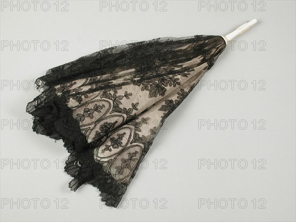 Small parasol with upholstery of white silk, covered with black lace, ivory point, broken, white, wooden handle, parasol