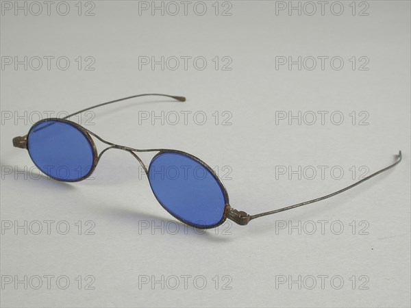 Sunglasses, small blue oval glasses, fine frame of iron, K-shaped bridge and thin straight feathers, sunglasses glasses eyepiece