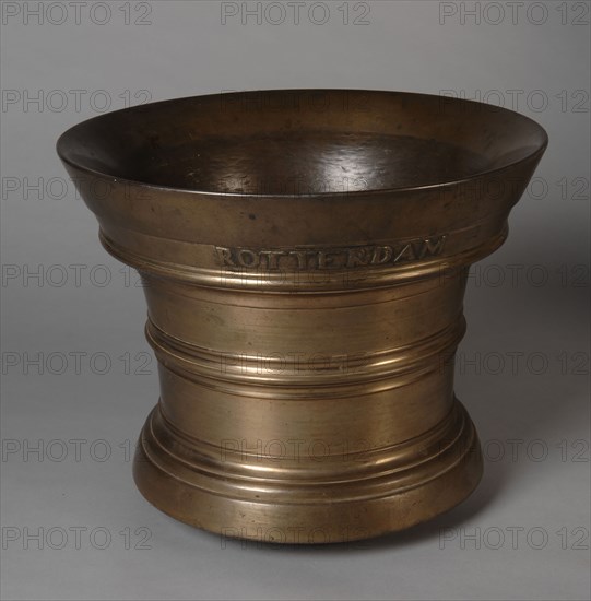 Brass mortar with ROTTERDAM, auger equipment brass, cast Cylindrical upwardly widening body. Raised base with ascending profile