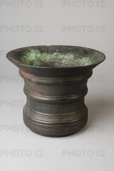 Bronze mortar, auger equipment bronze, cast Round body built from raised foot with ascending profile edges smooth wall