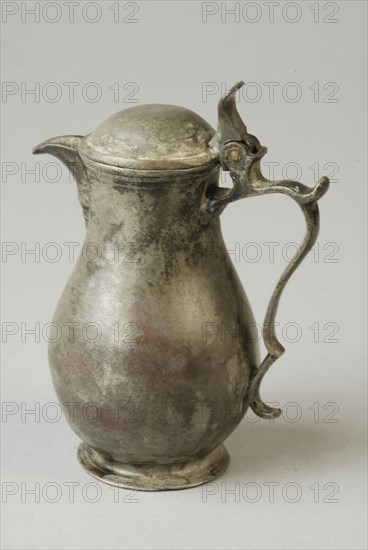 Tinsmith: Johannes van Rees, Pewter jug with lid, snebkan jug crockery holder dolls toy relaxant model tin, cast Flat bottom