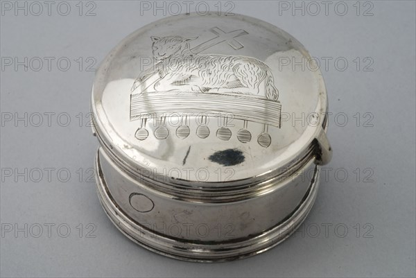 Rudolph Sondag, Chrismatorium with engraved representation of Lam Gods on lid, chrismatorium liturgisch vat holder silver gold