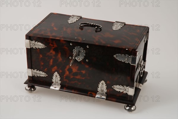 Jacobus Schalkwijk, Colonial tortoiseshell containing three silver tea cans, tea chest coffin holder silver turtle, key, Turtles