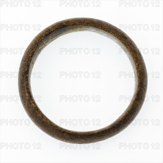 Bronze ring without decoration, ring ornament clothing accessory clothing soil find bronze copper metal d 0.5, cast bronze ring