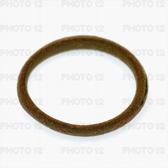 Simple copper or bronze ring, convex exterior, ring jewel clothing accessory clothing soil find copper bronze metal d 0.3, cast