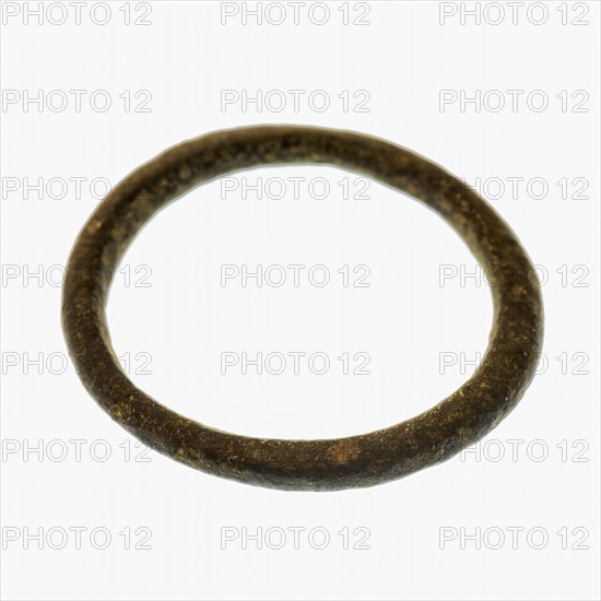 Copper ring, ring part soil find copper bronze metal d 0,3, cast Slightly flat copper or bronze ring Some irregular shape.