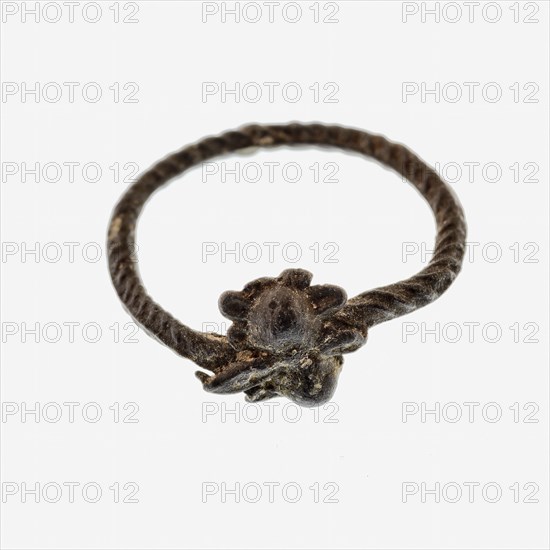 Pewter ring with flower and rope decor, ring ornament clothing accessory clothing soil find tin metal, d 0.1 cast pewter ring