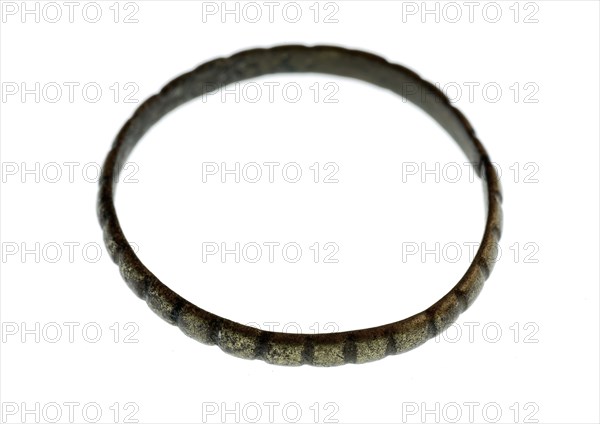 Bronze ring, decorated with vertical vessels, ring ornament clothing accessory clothing soil find bronze copper metal, bronze