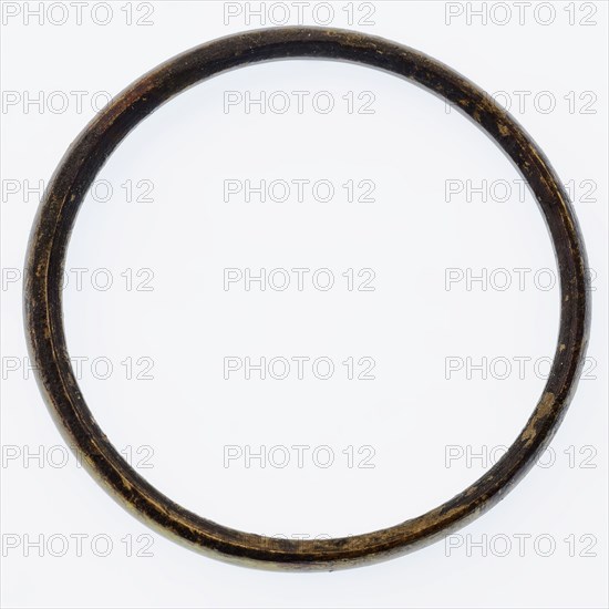 Ring of yellow metal, thin and smooth-walled, ring soil find copper brass metal, d 0,2 Ring of undefined metal yellowish