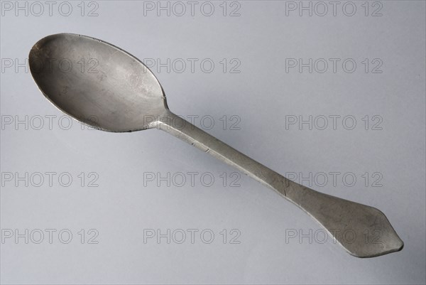Spoon with oval bowl and flat handle with wide, pointed tapering end, spoon cutlery tin, cast Oval bake needle or rat tail