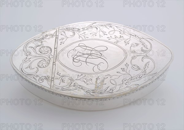 Silversmith: Rudolph Sondag, Spitsoval snuff box with monogram AJVC, snuff box holder metal silver, engraved Spitsoval snuff box