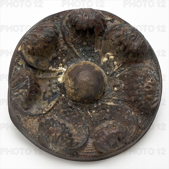 Meesing, round ornamented ornament or batter, ornament batter soil found copper brass metal, whipped driven brass ornament