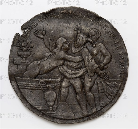 Pewter medal or ornamental fittings with display and two bathers, decorative fittings soil find tin metal d 0,1, whipped Tin