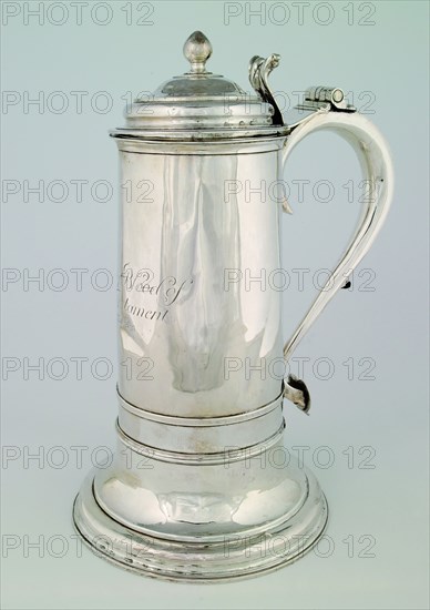 Silver tankard with inscription, Supper beaker Liturgisch vat Holder silver, Silver tankard with profiled round plinth base