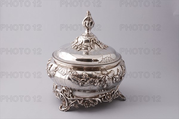 Silversmith: Johannes Jansen, Silver tobacco spot, tobacco stain pot holder metal silver, driven cast Round wide baluster