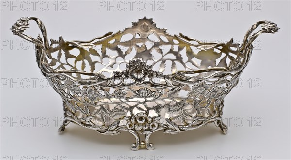 Silversmith: Johannes Jansen, Silver open-worked bonbon box, bonbon container tableware holder silver, sawn engraved cast Oval