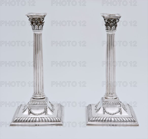 Silversmith: Cornelis Knuijsting, Silver candlestick in the shape of corinthian column with capital on square foot decorated