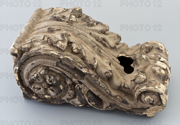 Console with acanthus motifs in relief, console building element ceramic terracotta plaster paint, d 11.0