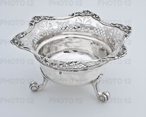 Silversmith: Cornelis Schermbeek, Silver pipe bowl on legs, pipe bowl smokeware silver, sawn cast Round casserole pivoting sawn