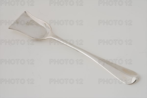 Silversmith: Johannes Brouwer, Silver mustard spoon, mustard spoon spoon cutlery silver, forged Flat bowl in U-shape